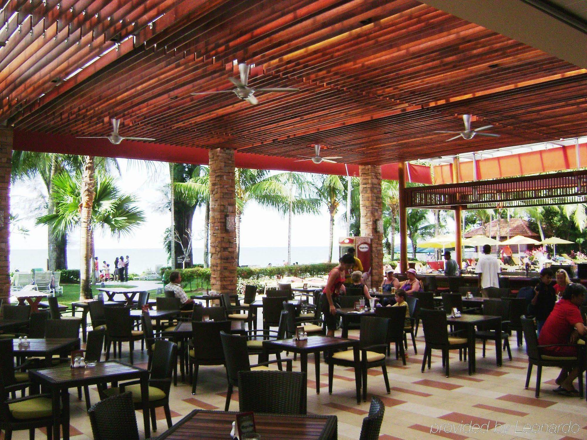 Holiday Inn Resort Penang Бату-Ферринги Ресторан фото